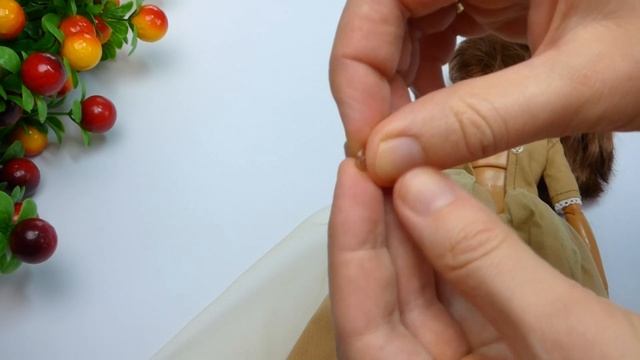 Что делать, когда трудно одеть куклу в одежду с рукавом? Не застегиваются кнопки на одежде? смотреть онлайн