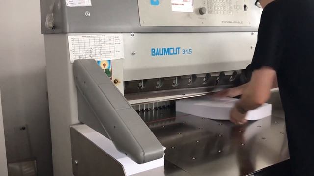 Раскрой бумаги на формат А4 профессиональном резаке смотреть онлайн