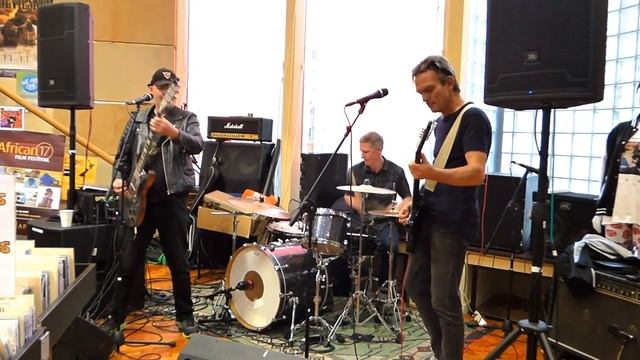 X Features Live at Real Groovy смотреть онлайн
