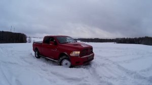 Dodge RAM в снегу