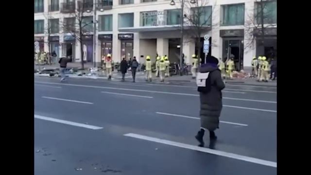 ГИГАНТСКИЙ АКВАРИУМ ЛОПНУЛ В ГЕРМАНИИ!!!! КУЧА ЛЮДЕЙ БЫЛИ В ТОРГОВОМ ЦЕНТРЕ смотреть онлайн