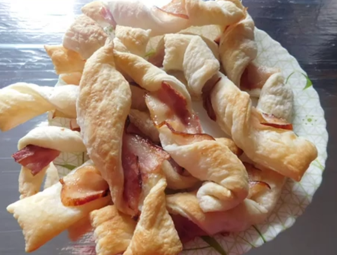 Быстрая закуска из слоеного теста и бекона, приготовление, кухня крошш.mp4