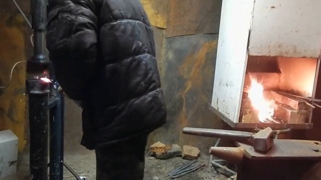 куём заготовки для ножей из подшипника (сталь ШХ15) смотреть онлайн