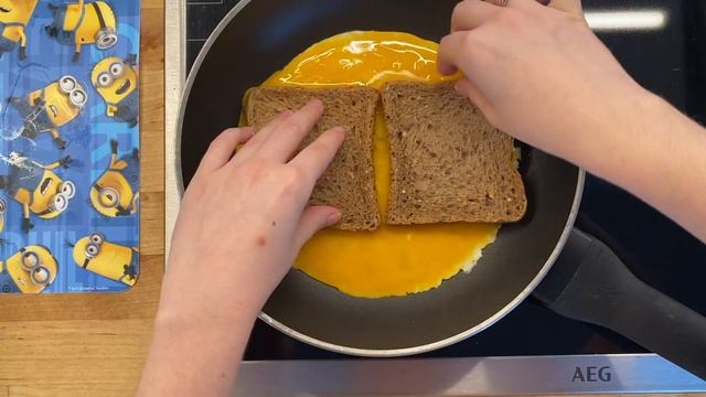 Готовим вкуснейший горячий бутерброд с яйцом на сковороде. Отличный завтрак или перекус смотреть онлайн