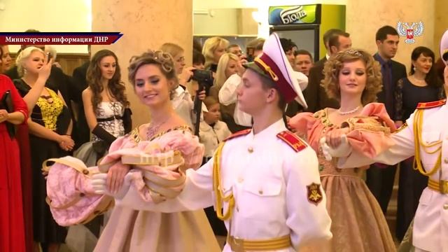 Осенний бал в Донецком драмтеатре смотреть онлайн