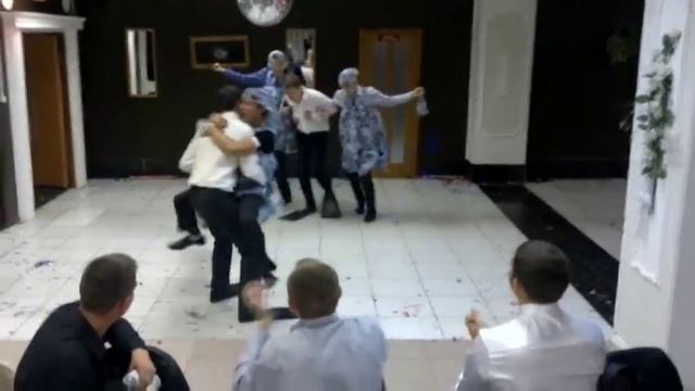 Танец в ластах, выкуп невесты на свадьбе Дениса и Марии смотреть онлайн