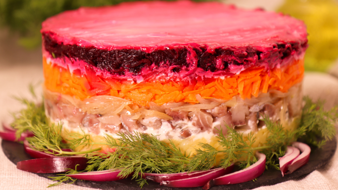 Салат на новогодний стол 2022. Чуть-чуть доработала рецепт. Сельдь под шубой смотреть онлайн
