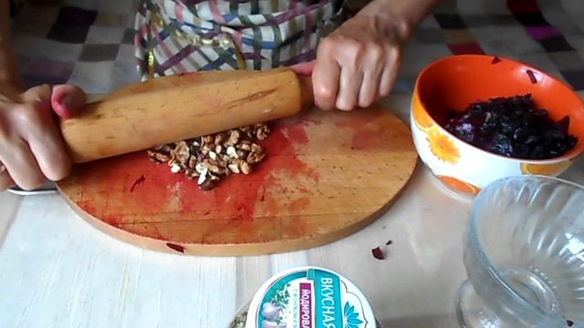 Салат из свеклы с орехами и черносливом смотреть онлайн