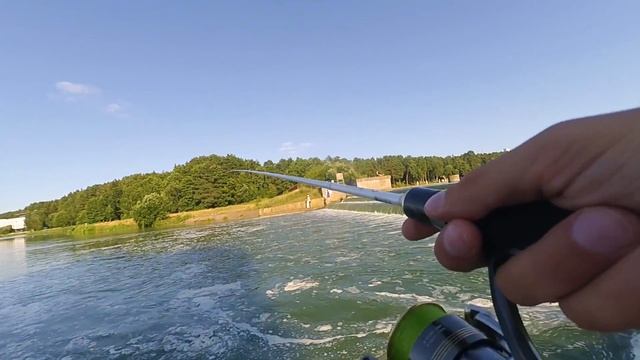 Окунь на каждом забросе. Приманка сделала рыбалку. Тейл-спиннер Uf-studio Hurricane. #Рыбалово. смотреть онлайн