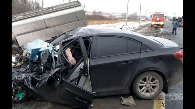 Под Ярославлем столкнулись Шевроле Круз и грузовик Мерседес смотреть онлайн
