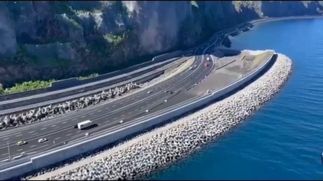 Les images de la nouvelle route du littoral vue d'en haut смотреть онлайн