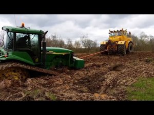 Вот это сила!!! Советский трактор К-700 спасает застрявшую в грязи технику!!!