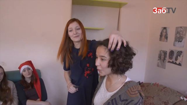 Мужчин научили делать своим дамам новогоднюю причёску смотреть онлайн