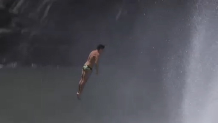 Клифф-дайвинг с самого большого водопада в мире смотреть онлайн