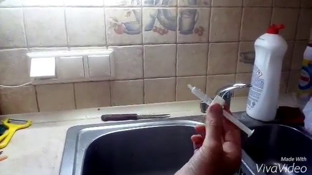 Дачный умывальник из шприца и пробки. смотреть онлайн
