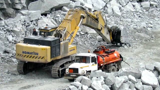 Бензовоз АТЗ 4.9 ГАЗ-3309 заправка экскаватора в карьере смотреть онлайн