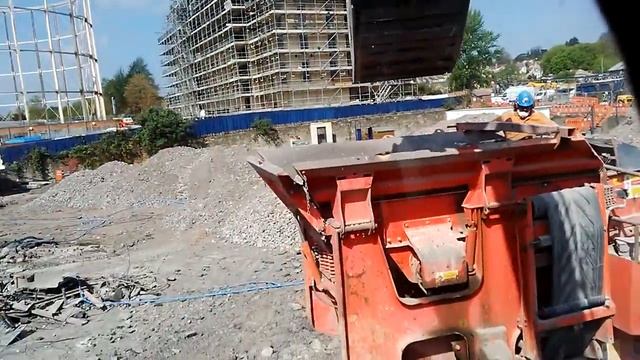 Loading a crusher (hyundai 290) смотреть онлайн