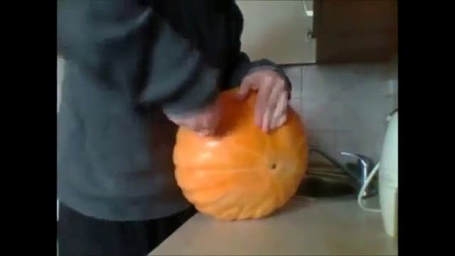 Новое видео от Геннадия Горина Как надо правильно разрезать тыкву 31 01 2015 смотреть онлайн