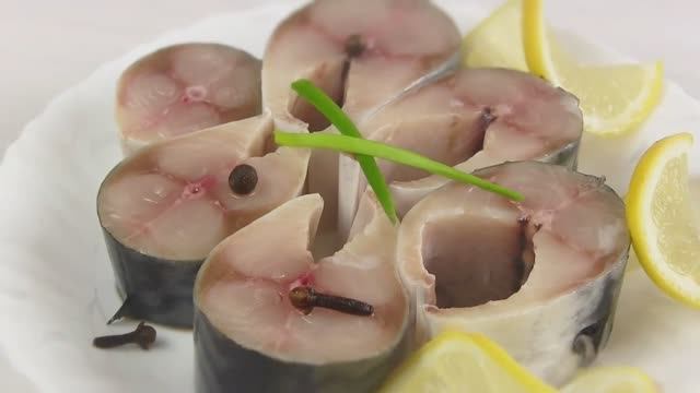 Засолка скумбрии дома | Быстрый и простой рецепт смотреть онлайн