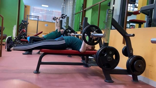 Жим штанги лежа, ноги подняты 45*5 смотреть онлайн