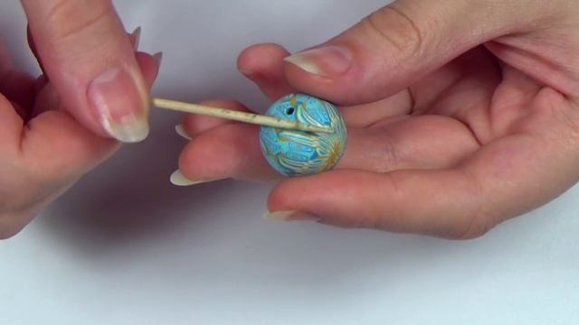 КАК СДЕЛАТЬ РОВНОЕ ОТВЕРСТИЕ В БУСИНАХ? ▶ МАЛЕНЬКИЕ ХИТРОСТИ ▶ ВЫПУСК 11 ▶ ANNAORIONA смотреть онлайн