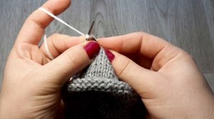 3 варианта обработки V-образного выреза горловины спицами