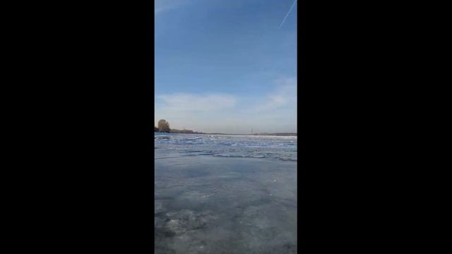 Езда по первому льду с опасными ТОРОСАМИ | Аэролодка ТОРНАДО 20 л.с. смотреть онлайн