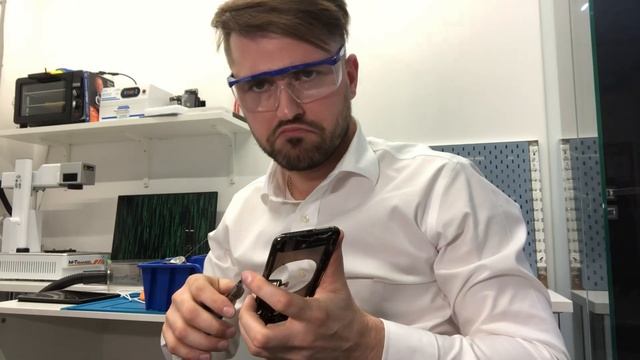 Станисла меняет заднее стекло прямо на iPhone смотреть онлайн