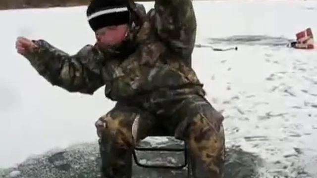 Степан первый раз на зимней рыбалке 30.11. 2014 смотреть онлайн