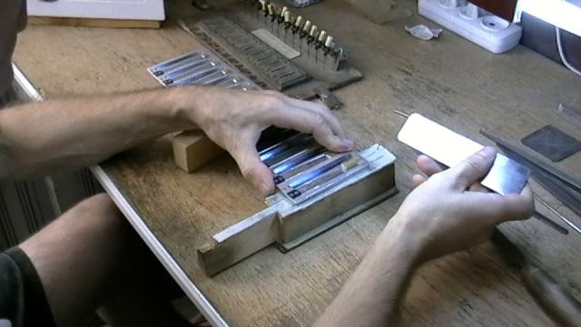 Стол для настройки голосов.Настройка голосов после наклёпки (бас). смотреть онлайн