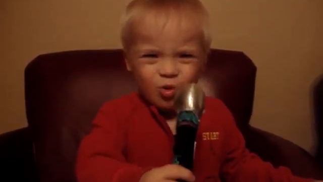 Gabriel singing with a play microphone смотреть онлайн
