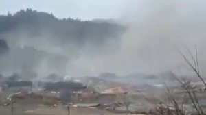 БЕГУЩИЙ ОТ ЦУНАМИ В ЯПОНИИ Шокирующее видео о цунами в Японии