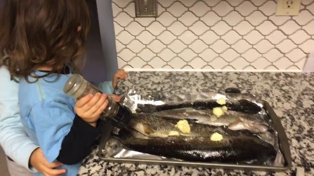 Дети Готовят Рыбу. Приготовление еды для детей. смотреть онлайн