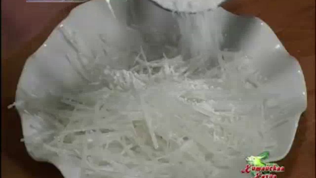 Гнездо ласточки, украшенное пионами