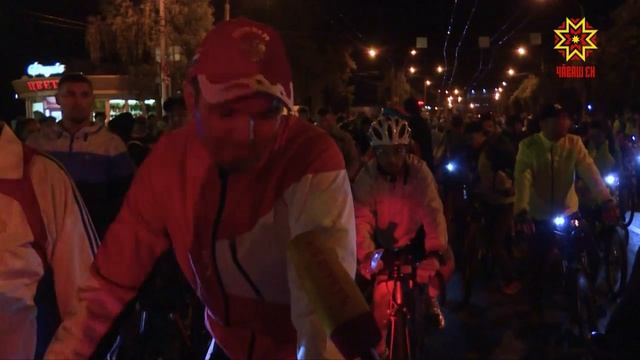 Накануне Дня города прошел и традиционный ночной велопробег. смотреть онлайн
