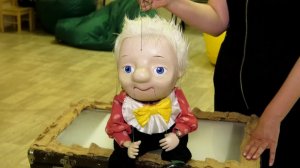 Обладатель грантов проводит представления с куклами-марионетками для детей центра «Развитие»