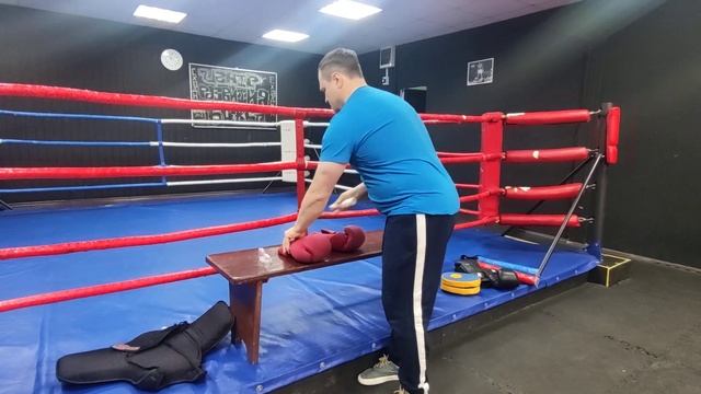 Средство от неприятного запаха в боксерских перчатках. #boxing #бокс smelly boxing gloves смотреть онлайн