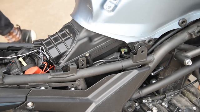 Замена топливного фильтра на Voge 300DS | Fuel filter replacement Voge 300DS смотреть онлайн