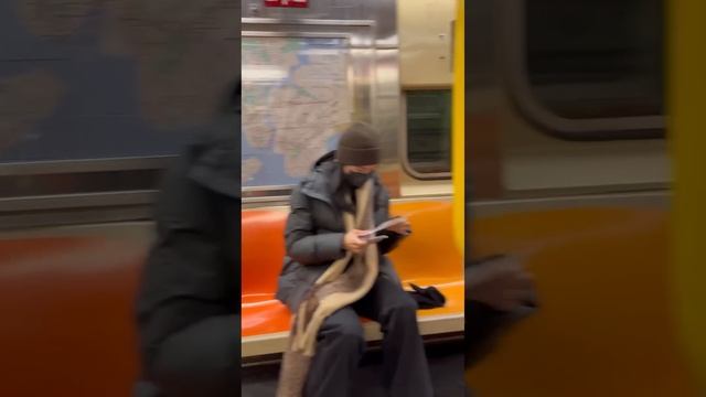 Drawing strangers realistically in NYC and giving it to them! (CRAZY REACTIONS!) смотреть онлайн