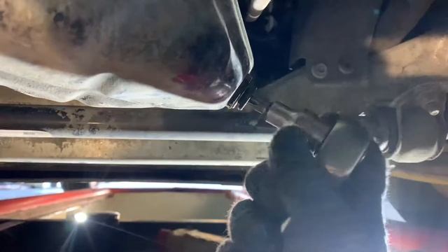 Замена масла в двигателе AUDI 1.8 2.0 TSI сливать или откачивать? смотреть онлайн