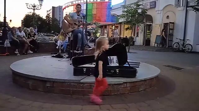 05.07.2021Brest Belarus. Сегодня вечером на Советской песни и танцы под гитару. Прогулки с Викторие смотреть онлайн