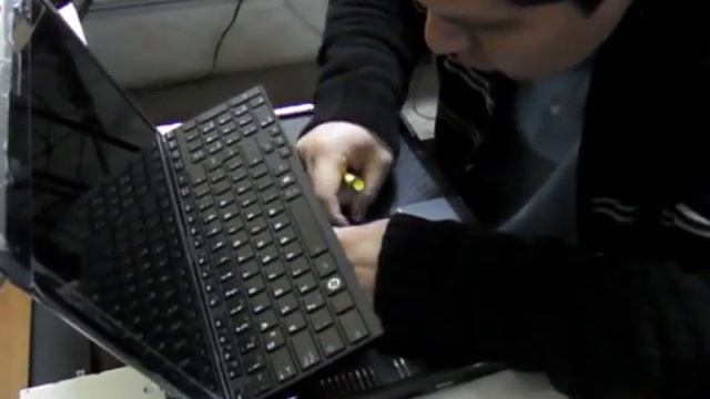 cambiando cooler toshiba satellite A-665 SP5131L parte 2.MP4 смотреть онлайн