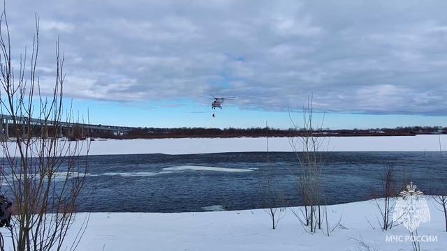 ВЕРТОЛЕТ СПАСАЕТ ЧЕЛОВЕКА СО ЛЬДИНЫ смотреть онлайн