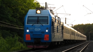 «Оригинальный» ЭП1М-687 со скорым поездом Москва - Балаково
