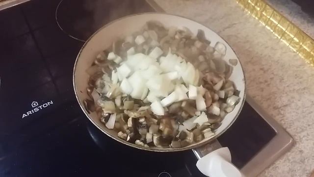 Шампиньоны жаренные с луком в сметане. Рецепт. Как приготовить. Идея для ужина