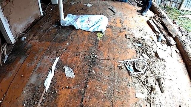 РАЗБОР СТАРОГО ДОМА//НАШЛИ ПОД ПОЛОМ ЭТО..//деревенские будни смотреть онлайн