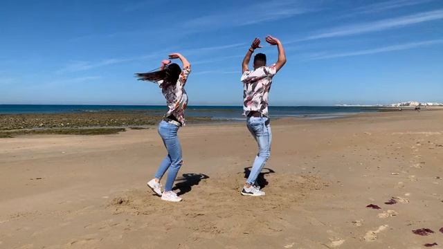 Cubanos bailando bachata en la playa de Cádiz. Academia Sonylus. смотреть онлайн