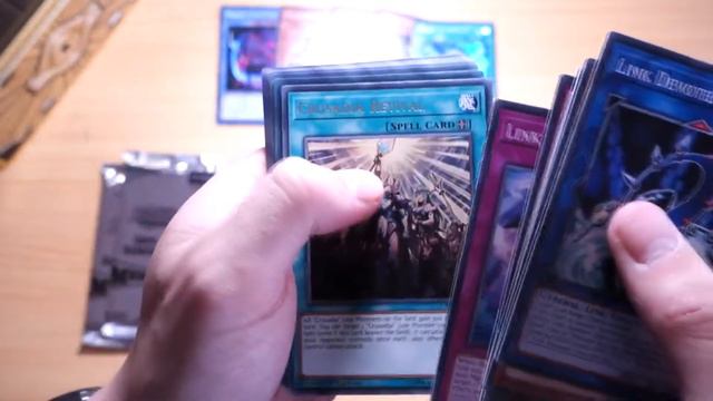 Yu-Gi-Oh! 2019 Gold Sarcophagus Tin: Unboxing смотреть онлайн