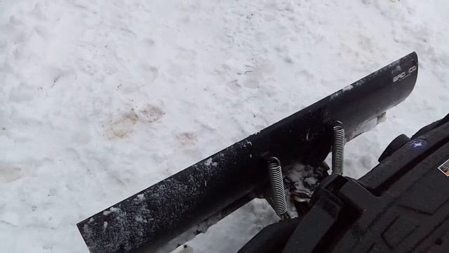Уборка снега квадроциклом Polaris с отвалом. смотреть онлайн