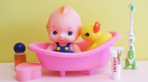 ✿ Купаем куклу пупсика в ванночке чистим зубки Baby Doll Bathtime Baby Toy Videos